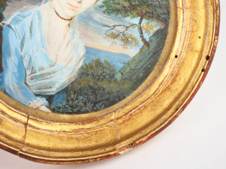 Miniature XIXème, "jeune fille au fichu". Signée en bas à droite. Diam