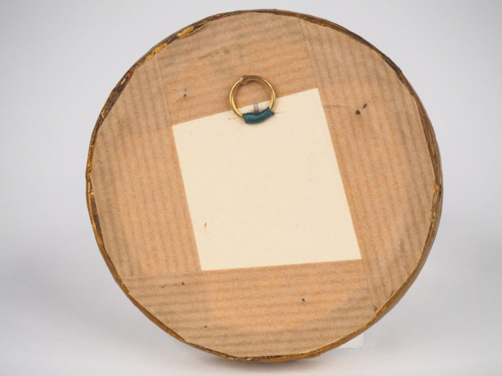 Miniature XIXème, "jeune fille au fichu". Signée en bas à droite. Diam