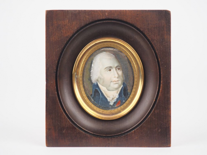 Miniature XIXème, "portrait d'homme au jabot" dans un cadre en bois et