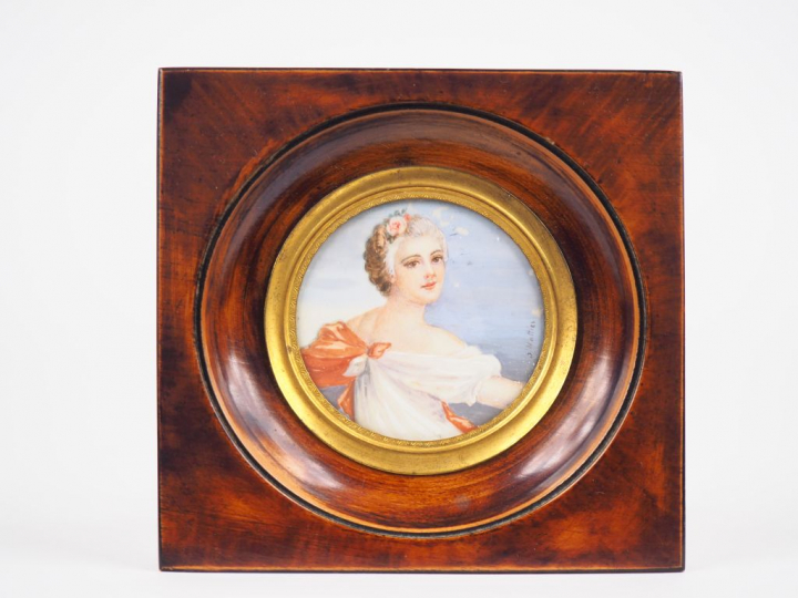"Portrait de jeune fille". Miniature, signée en bas à droite. Diam. 5,