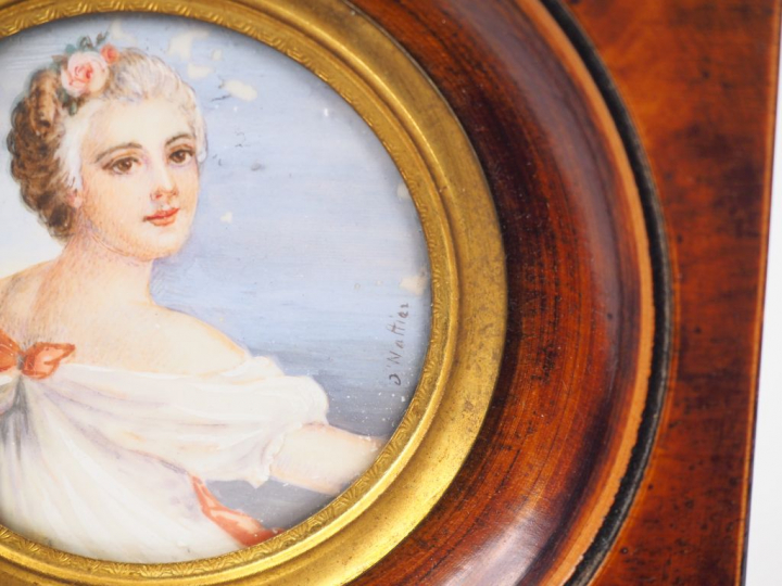 "Portrait de jeune fille". Miniature, signée en bas à droite. Diam. 5,
