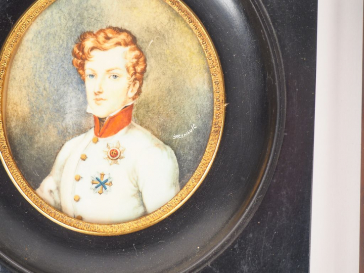 4 miniatures XXème, "portraits". 2 signées Renault Dim. de 6,2 x 5,5 à