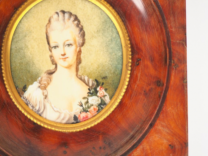 4 miniatures XXème, "portraits". 2 signées Renault Dim. de 6,2 x 5,5 à