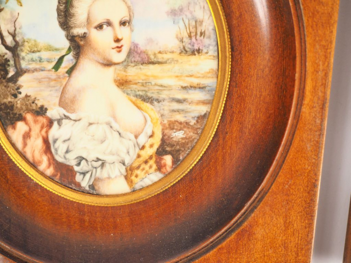 4 miniatures XXème, "portraits". 2 signées Renault Dim. de 6,2 x 5,5 à