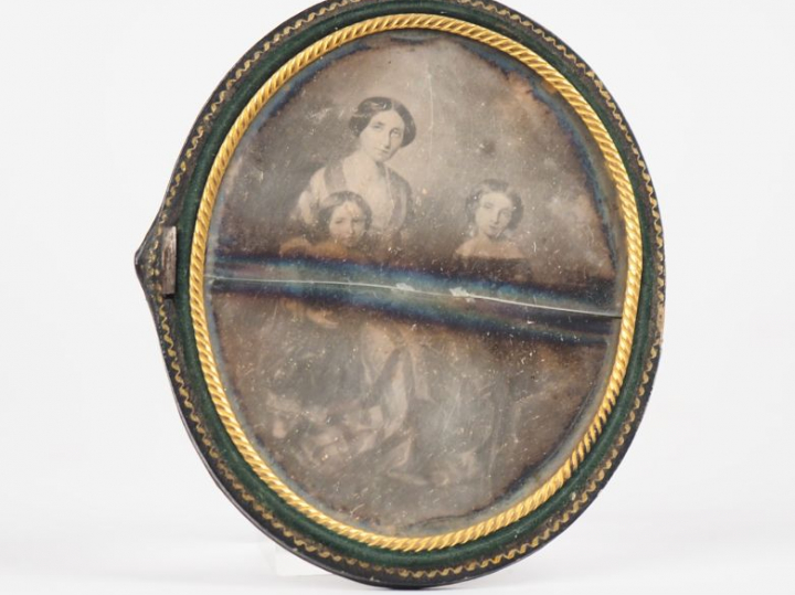Daguerréotype dans son étui en cuir vert, "portrait de famille". Dim, 