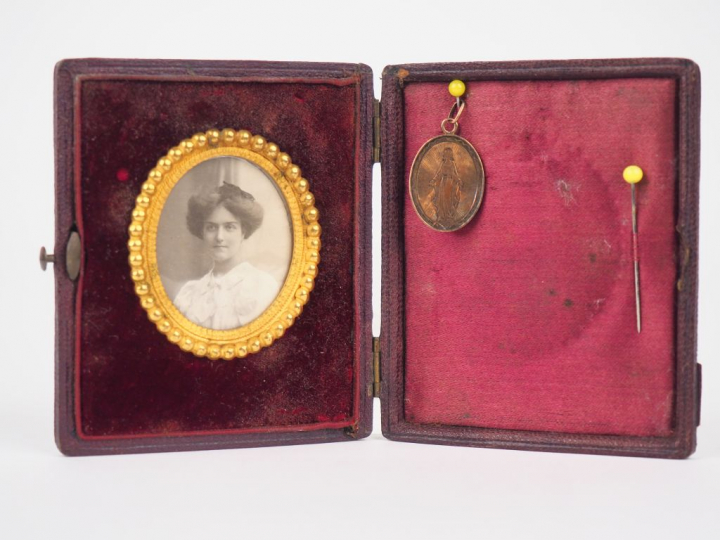 Etui porte-photo fin XIXème - début Xxème en cuir velours et laiton co