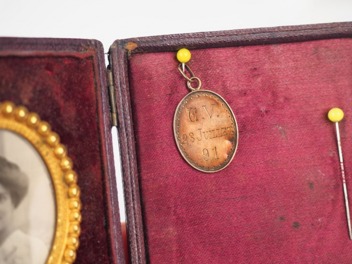 Etui porte-photo fin XIXème - début Xxème en cuir velours et laiton co