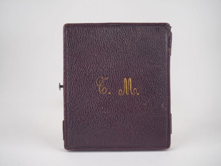 Etui porte-photo fin XIXème - début Xxème en cuir velours et laiton co