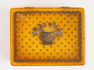 Vente aux enchères Boîte à mouches Louis XVI  en corne et métal à décor d'étoiles et d'un