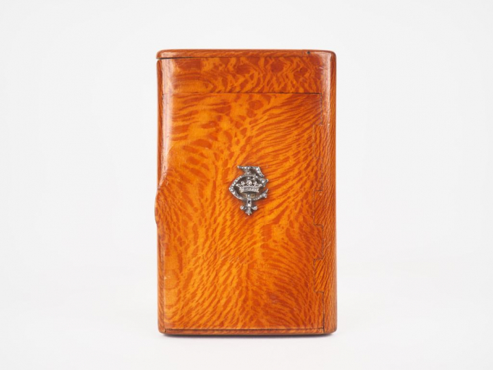 Tabatière en charme (?) ornée d'un monogramme constitué de diamants ta