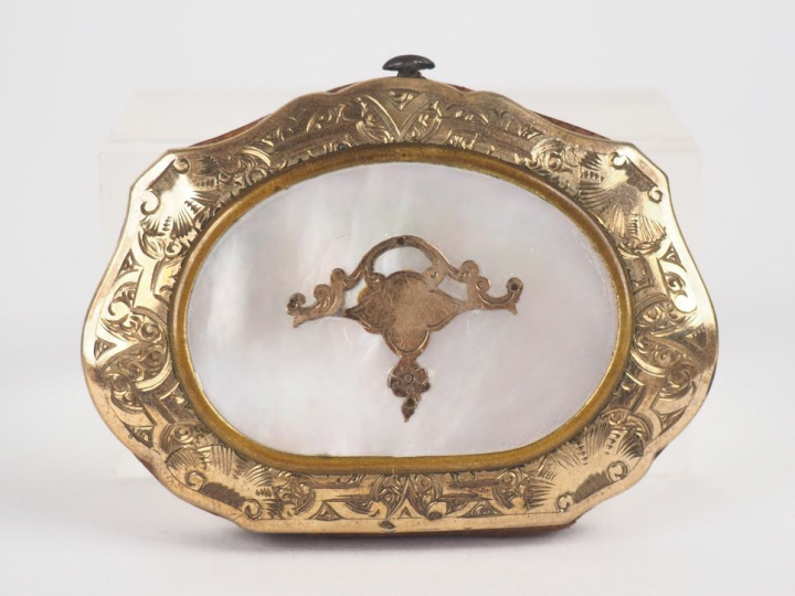 Porte-monnaie Napoléon III en métal, nacre, cuir et textile à décor d'