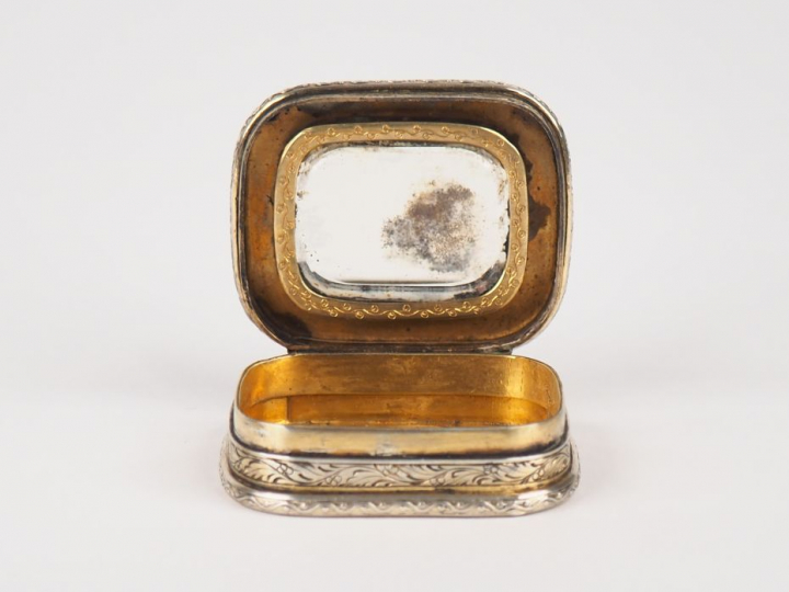 Boîte à pilules en argent gravé à décor de rinceaux, couvercle orné de