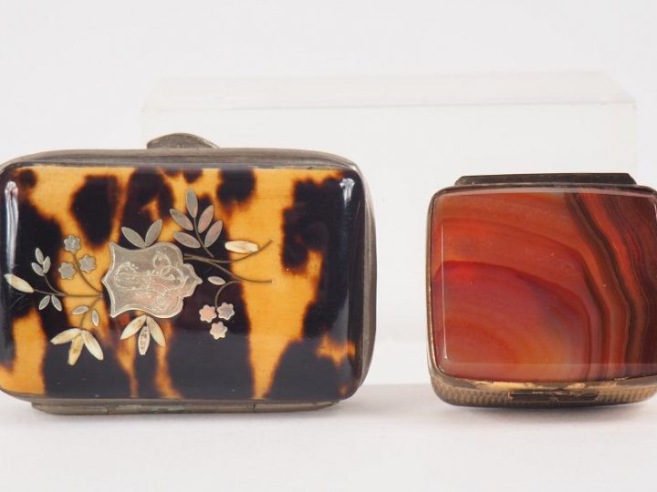 Boîte à pilules en agate et métal doré. On y joint un porte-monnaie en