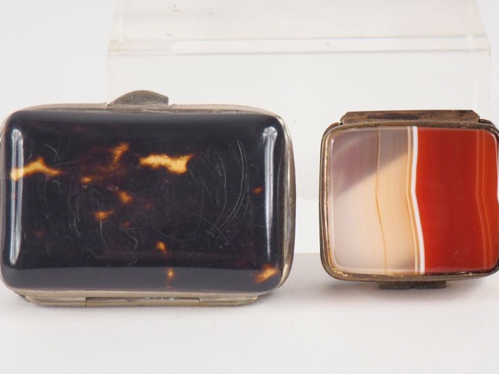 Boîte à pilules en agate et métal doré. On y joint un porte-monnaie en