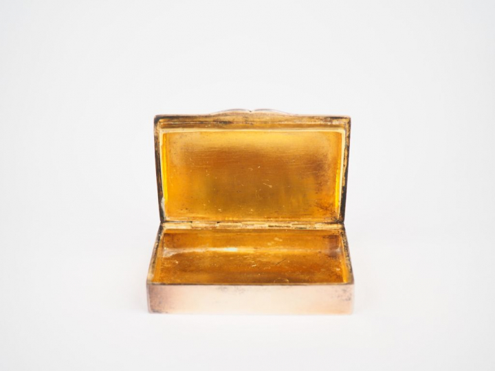 Boîte à pilules en vermeil, monogramme Poinçon minerve. Poids : 48 g D