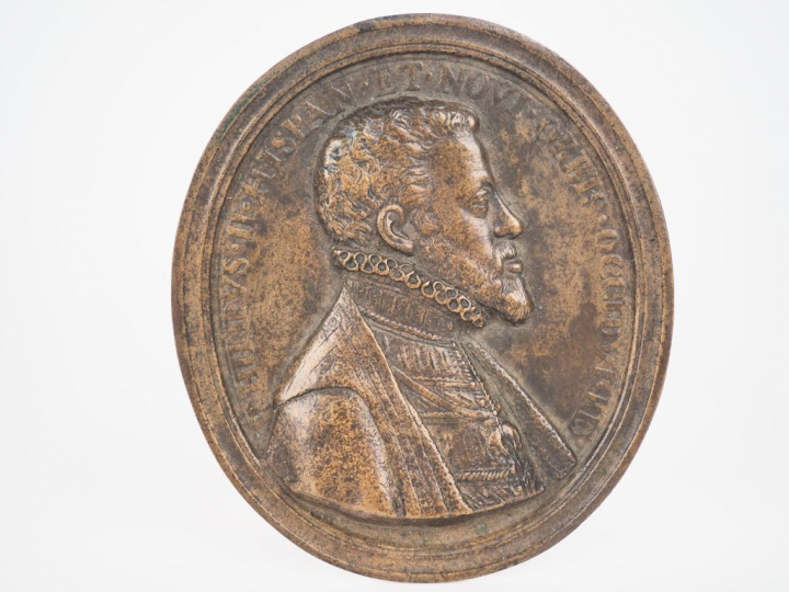 Médaillon XIXème en bronze à patine brune à l'effigie de Philippe II d