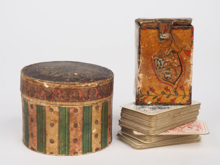 Boîte couverte XVIIIème en carton maché à décor polychrome de motifs g