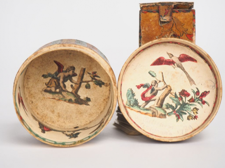 Boîte couverte XVIIIème en carton maché à décor polychrome de motifs g