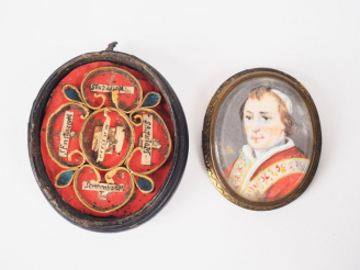 Vente aux enchères Petit reliquaire double face dans un encadrement en bois et carton mâc