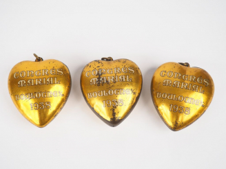 Vente aux enchères 3 cœurs de Jésus en tôle dorée souvenirs du congrès marial à Boulogne 