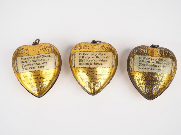 3 cœurs de Jésus en tôle dorée souvenirs du congrès marial à Boulogne 