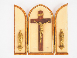 Vente aux enchères Tryptique reliquaire en cuir, bronze et velours figurant le Christ sur