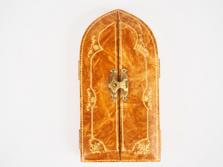 Tryptique reliquaire en cuir, bronze et velours figurant le Christ sur