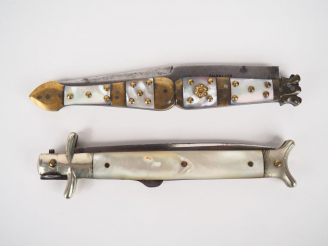 Vente aux enchères 2 couteaux en nacre, métal argenté et laiton. L. 26 cm. L. 26 cm.  L. 