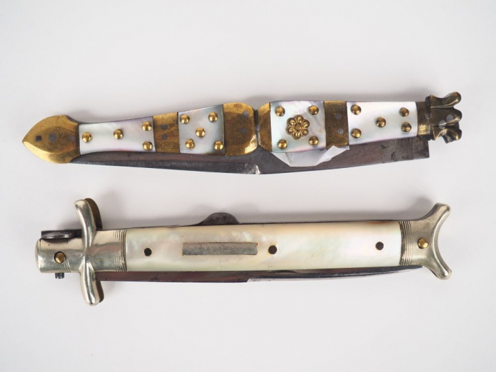 2 couteaux en nacre, métal argenté et laiton. L. 26 cm. L. 26 cm.  L. 