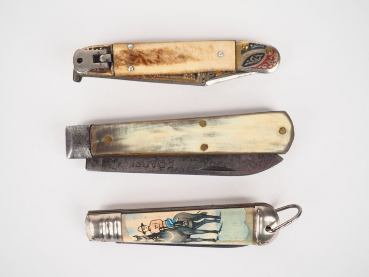 3 différents couteaux en corne, métal et nacre.