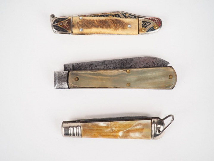 3 différents couteaux en corne, métal et nacre.