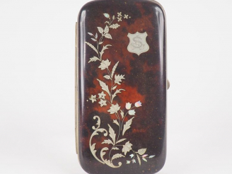Vente aux enchères Etui à binocles Napoléon III de style Louis XVI en écaille et incrusta
