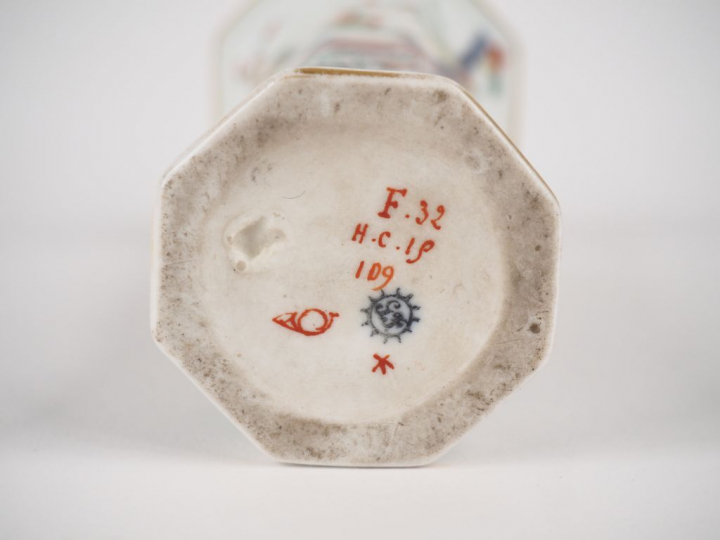 Vase cornet XIXème en porcelaine à décor Kakiémon. Signature à la trom