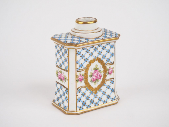 Flacon en porcelaine 1900 à décor peint, émaillé et doré de roses dans