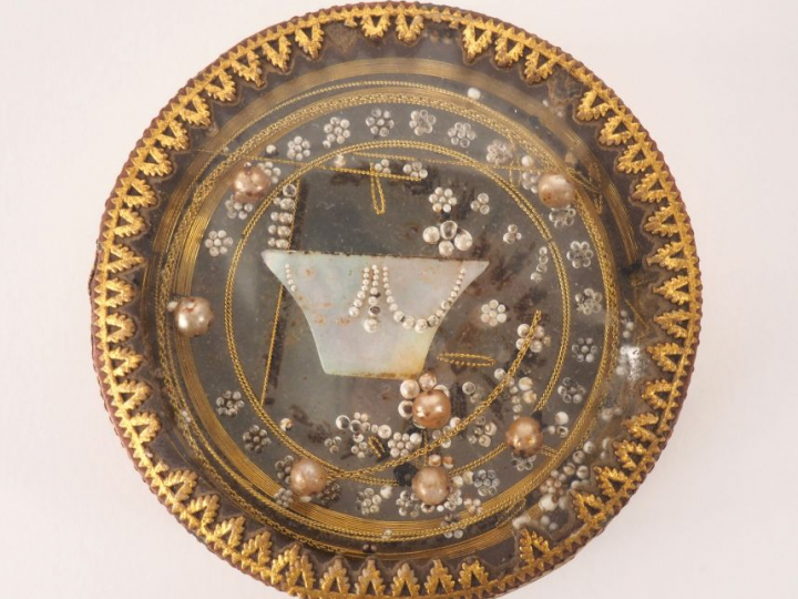 Boîte Louis XVI en carton maché, métal doré et perles à décor de fleur