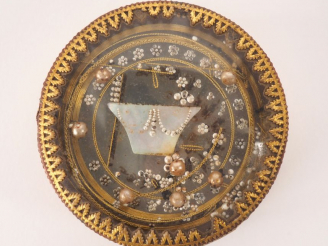 Vente aux enchères Boîte Louis XVI en carton maché, métal doré et perles à décor de fleur