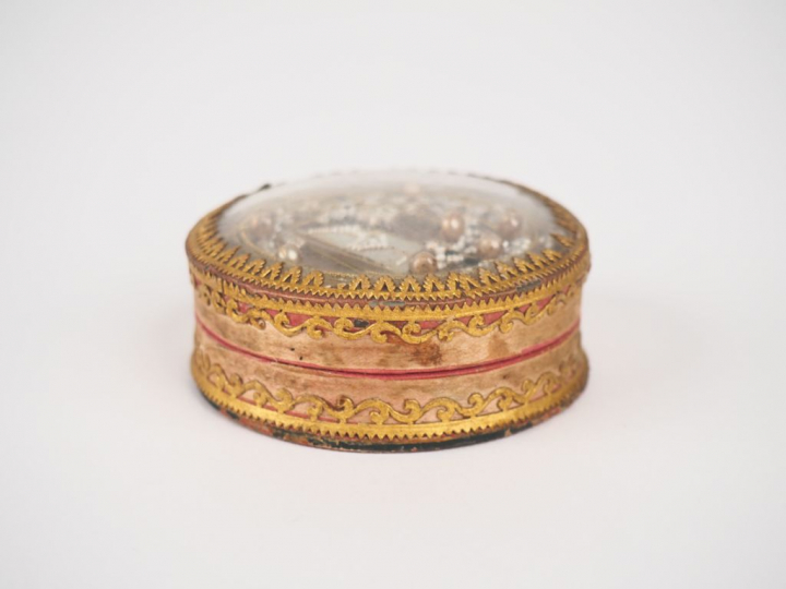 Boîte Louis XVI en carton maché, métal doré et perles à décor de fleur