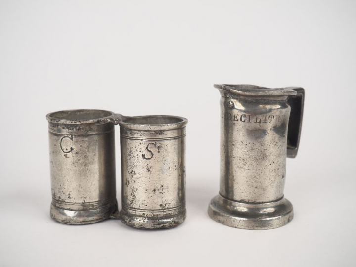 2 différentes mesures XVIIIème en étain. H. 6,5 et 5,5 cm.