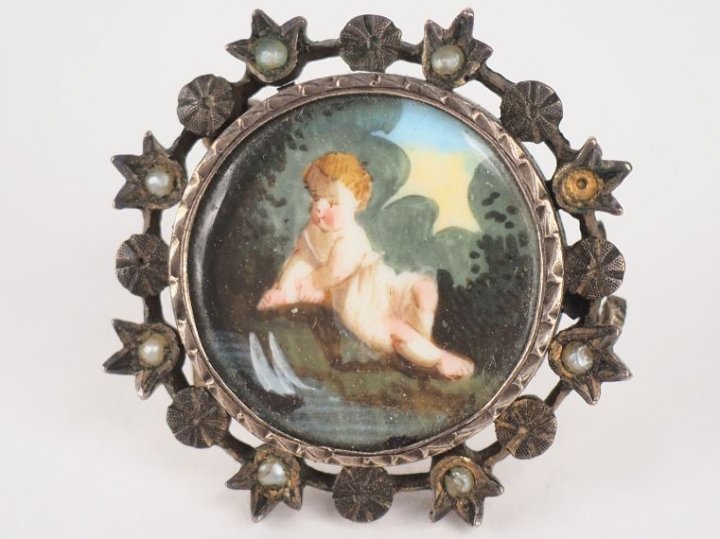 Broche ancienne en métal argenté et perles contenant une miniature, "c