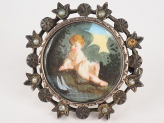 Vente aux enchères Broche ancienne en métal argenté et perles contenant une miniature, "c