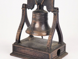 Vente aux enchères Taille-crayon en métal figurant une cloche d'Eglise. H. 7 cm.