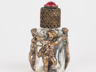 Vente aux enchères Flacon à sels en métal argenté et verre à décor d'angelots, bouchon su