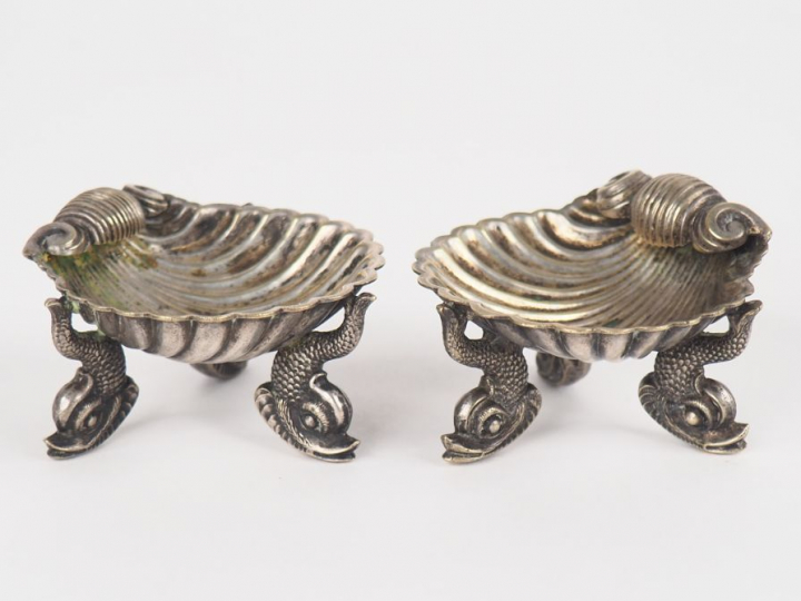 Paire de salières en métal argenté en forme de coquille, piètement tri