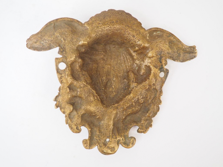 Bronze d’ameublement XIXème figurant un visage de jeune femme ailée. D