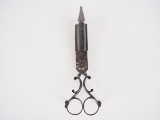 Vente aux enchères Mouchette ancienne en métal argenté à décor en relief d'une fleur. L. 