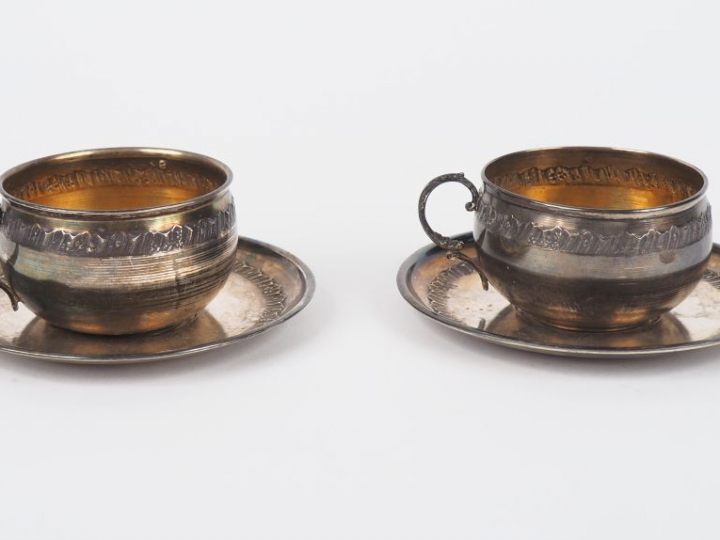 Paire de tasses et sous-tasses de style Louis XV en argent et vermeil 