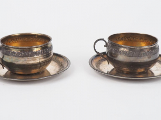 Vente aux enchères Paire de tasses et sous-tasses de style Louis XV en argent et vermeil 