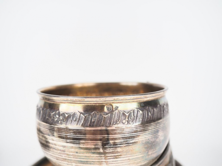 Paire de tasses et sous-tasses de style Louis XV en argent et vermeil 