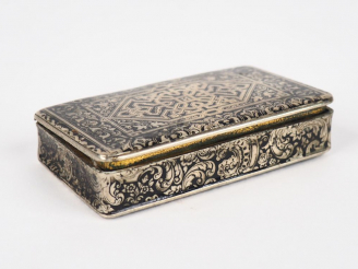 Vente aux enchères Tabatière en métal, à décor niellé d'entrelacs et rinceaux feuillagés.