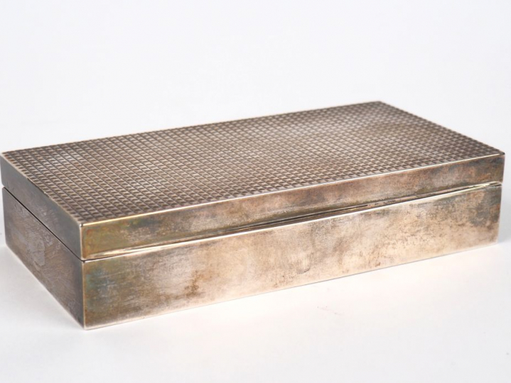 Boite à cigarettes en argent, poinçon Minerve, à décor sur le couvercl